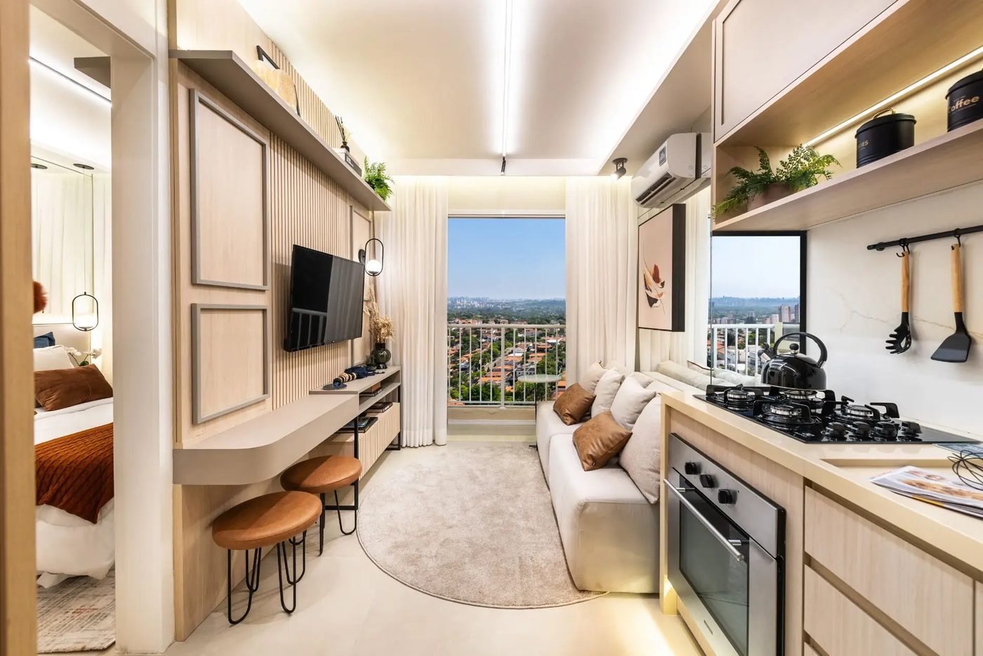 Decorado do Vero Encanto: sala e cozinha integradas com terraço ao fundo