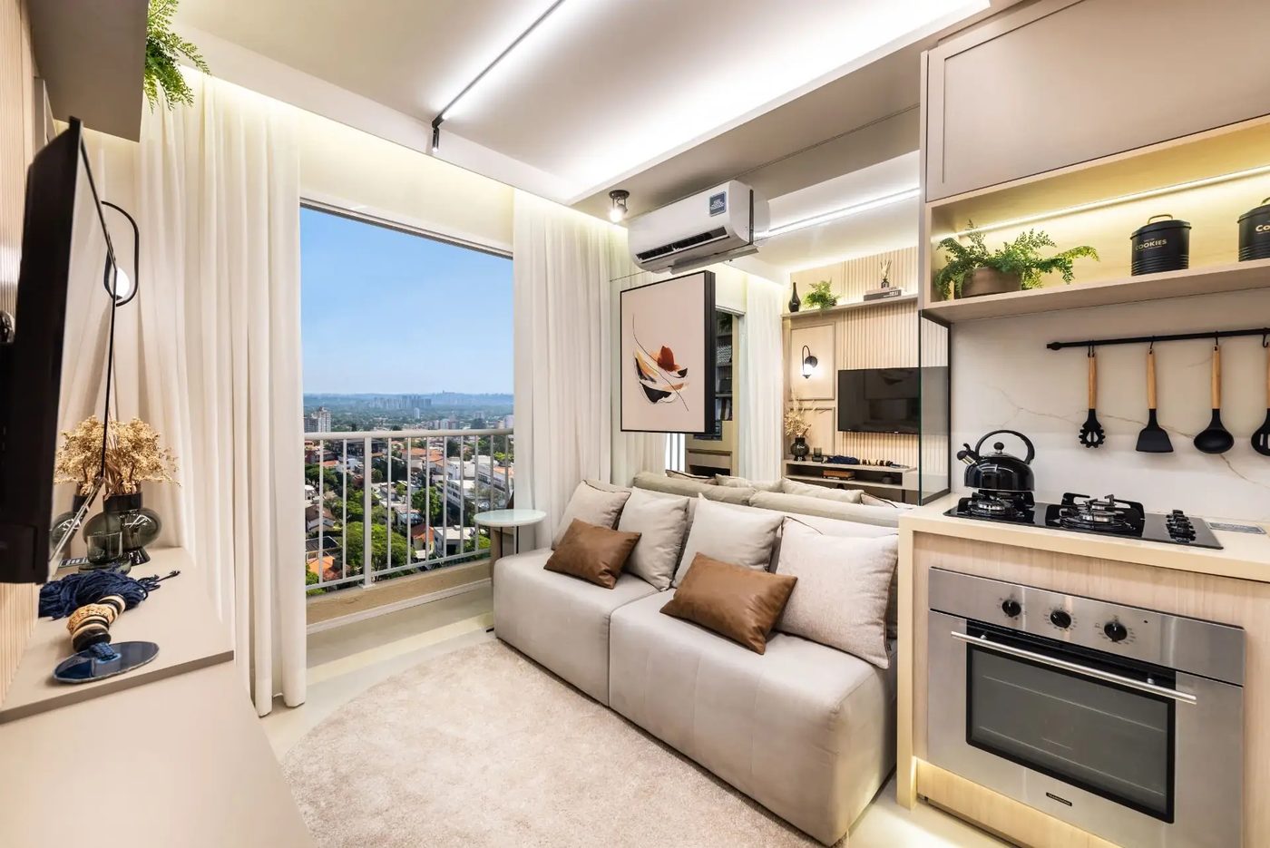Decorado do Vero Encanto: sala com sofá e janela com vista