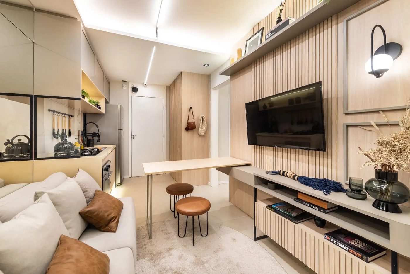Decorado do Vero Encanto: sala com painel ripado, TV e sofá